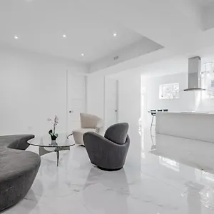 Comfortable In Next To Yorkdale Mall Bed & Breakfast