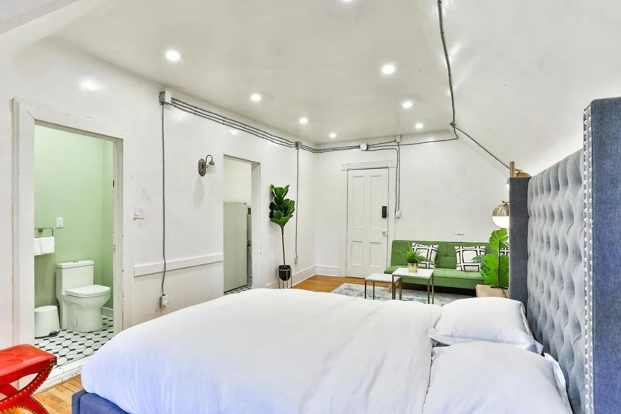 Capsule hotel Time Capsule - Value Inn Toronto Canada